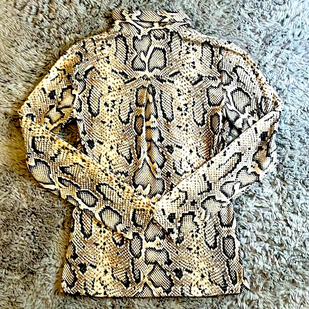SNAKESKIN 🐍 STYLE BUTTON DOWN LONG SLEEVE - Picture 7 of 8